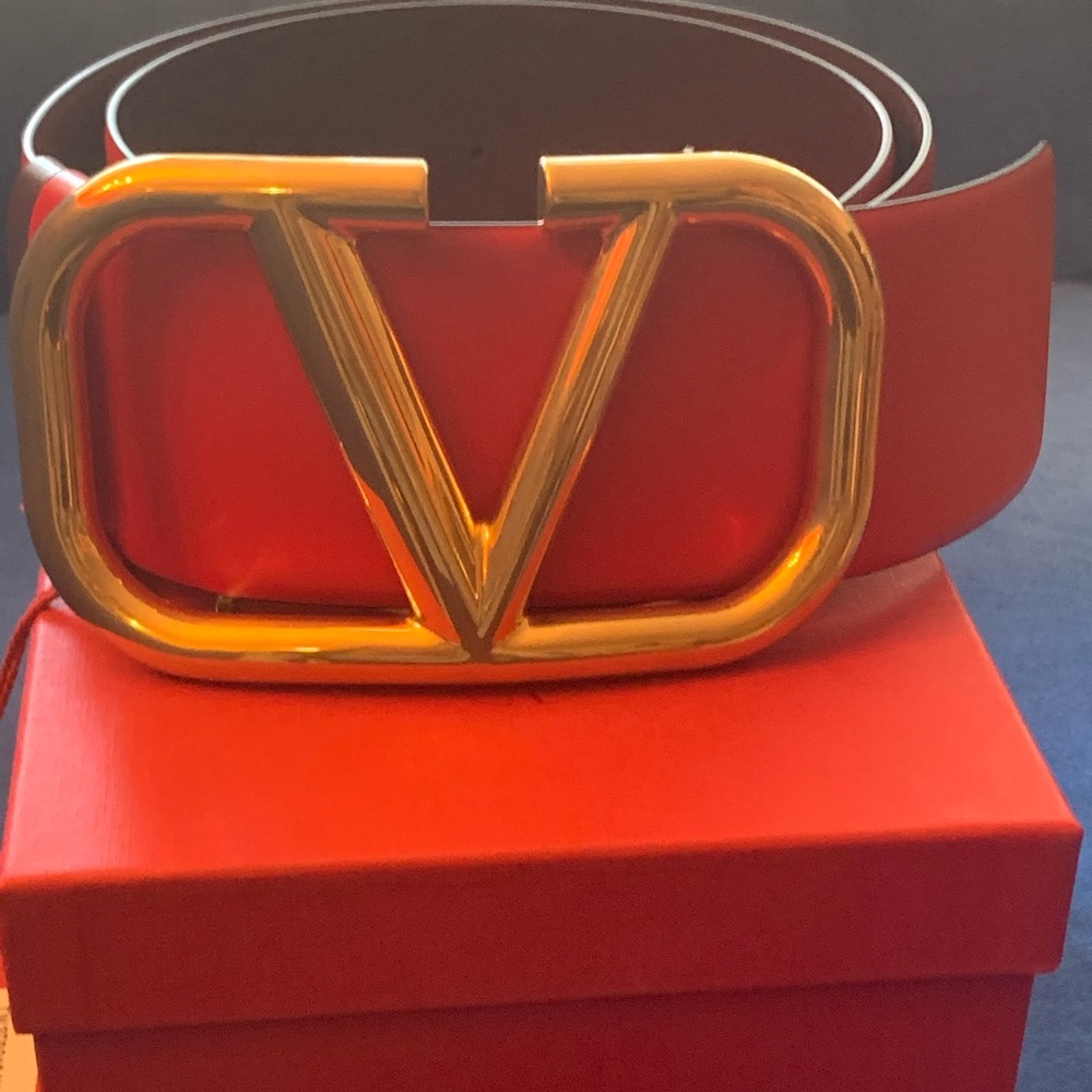 Red large V Valentino belt